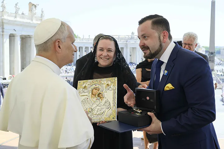 Pero z ponuky e-shopu pre pápeža Leva XIV. photo